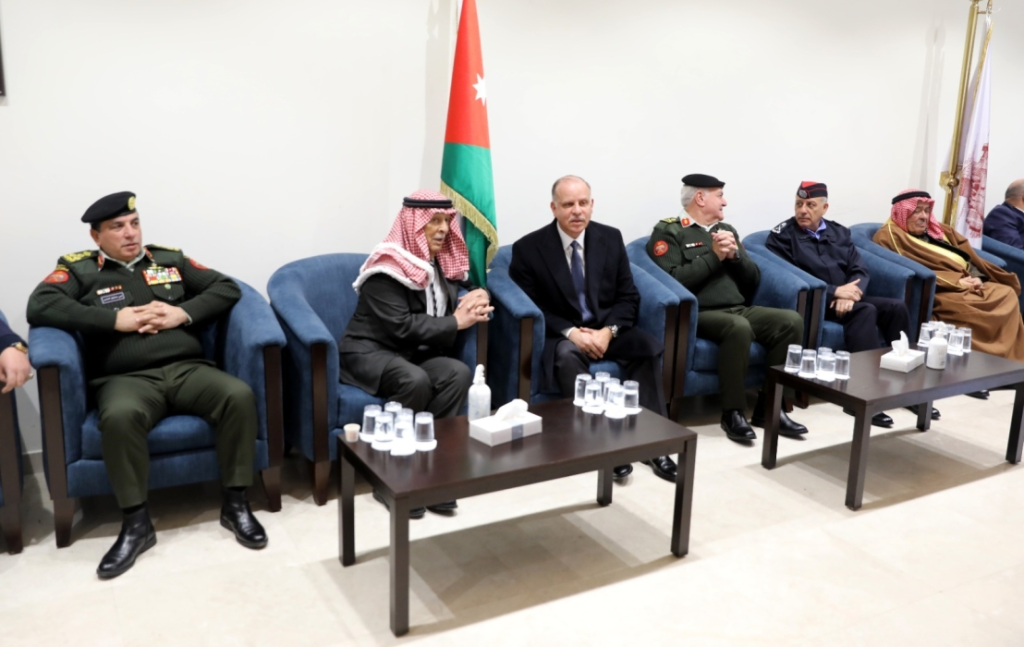 مندوباً عن الملك.. الأمير فيصل يقدّم واجب العزاء لرئيس الديوان الملكي بوفاة شقيقته ( صور )