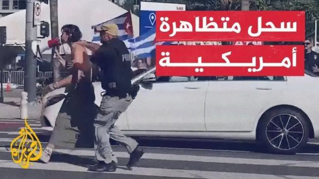 شاهد | لحظة اقتحام ناشطة أمريكية موكب الرئيس بايدن