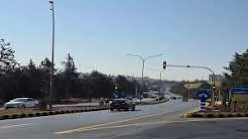 تشغيل إشارة ضوئية جديدة على طريق الملك عبدالله الثاني صباح الجمعة