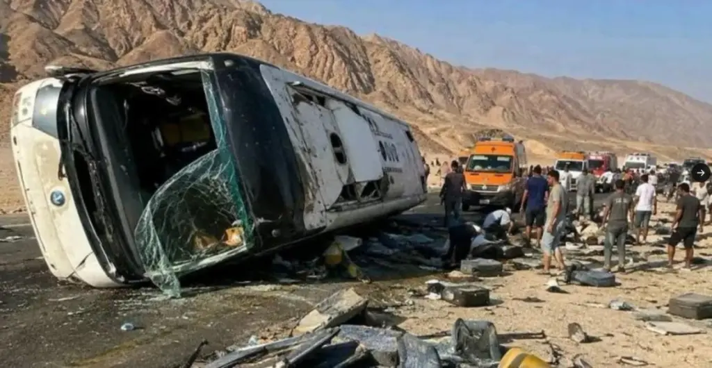 مصادر مصرية: وفاة 10 أردنيين بحادث تدهور حافلة على طريق نويبع