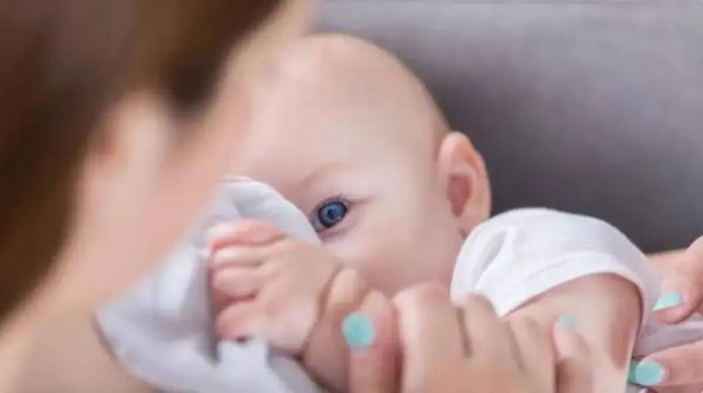 نصائح لا غنى عنها للأم المرضعة خلال رمضان .. الإفطار واجب بهذه الحالة