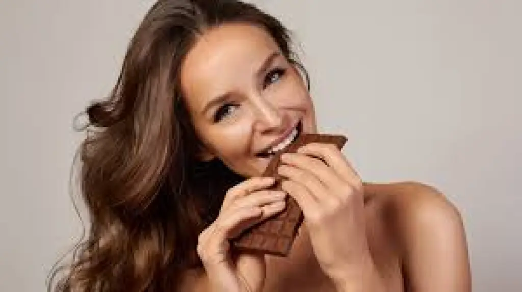 الشوكولاتة الداكنة... فوائد جمالية مذهلة لبشرتك