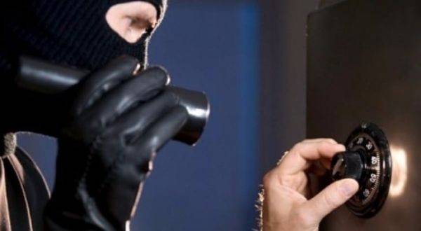 سرقة قاصة حديدية لشركة معروفة بعمان