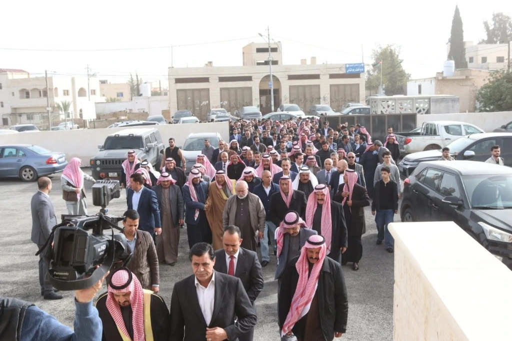 الكعابنه والخضير نسايب  جاهه عشائريه كبيره لخطوبة الشاب أنس طلال الكعابنه ،،،النائب سليمان حويله الزبن طلب والباشا نايف العريمي أعطى