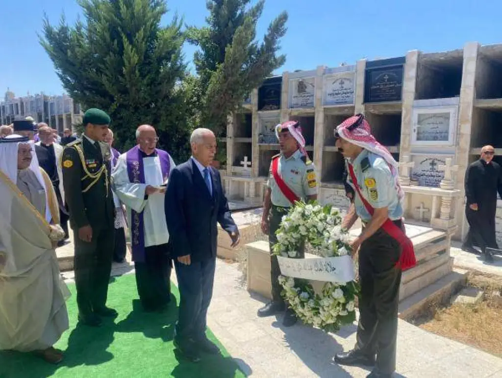 مندوبا عن الملك وولي العهد .. العيسوي يشارك بتشييع جثمان صالح رجائي المعشر