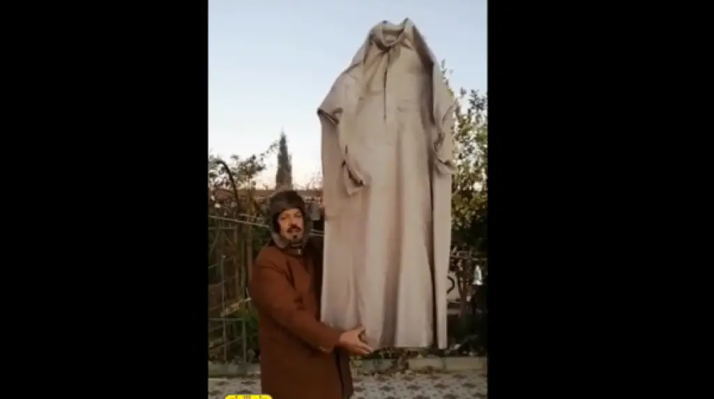 سعودي يوثق تجمد ثوبه من شدة البرودة (فيديو)