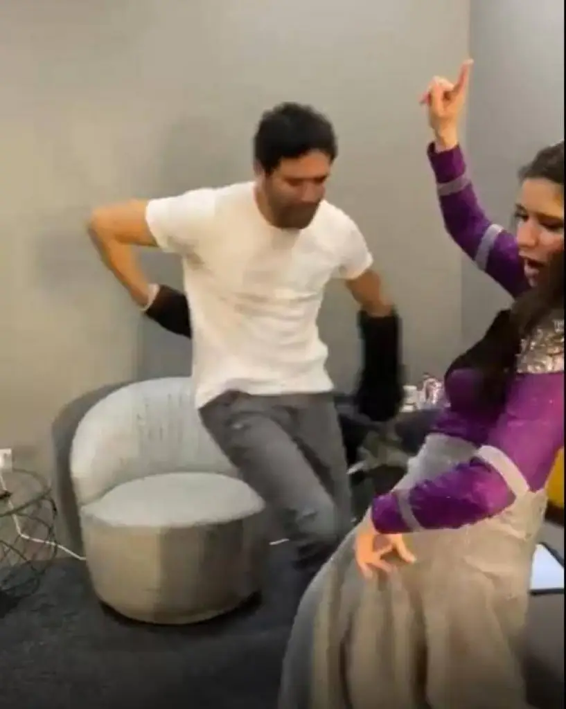 فنانان مصريان يثيران الجدل برقص هستيري