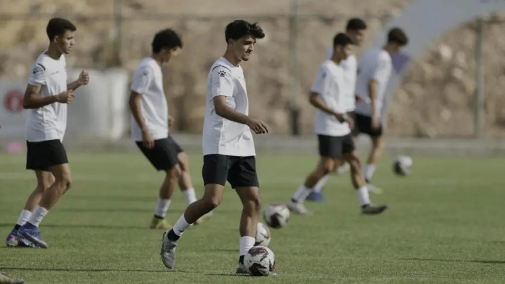 المنتخب الوطني ت17 ينهي تدريباته ويغادر إلى تونس