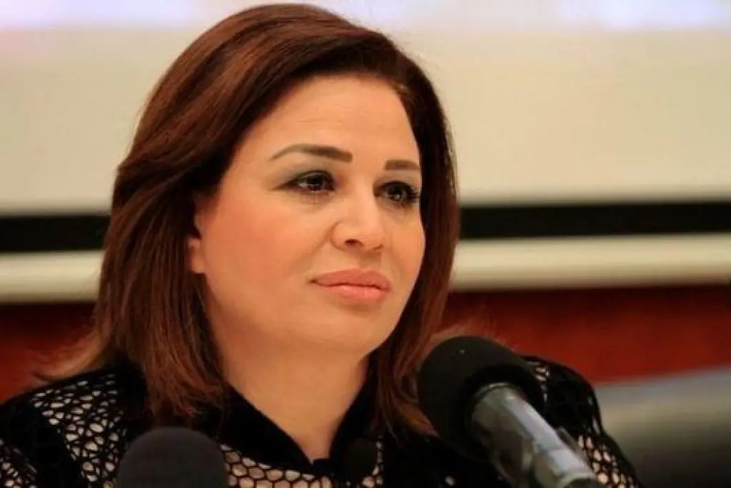 بالفيديو...إلهام شاهين تحسم الجدل حول صلاتها دون حجاب