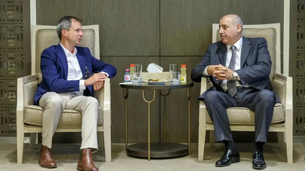القاضي ووفد برلماني بريطاني يؤكدان التمسك بحل الدولتين