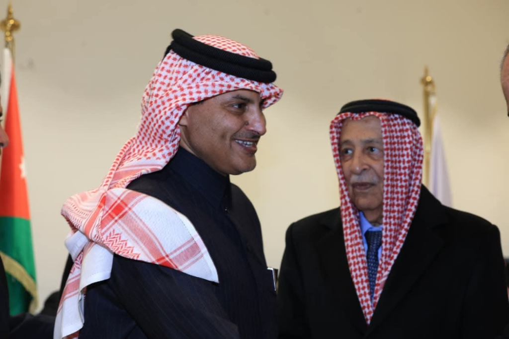 سفير قطر آل ثاني يعزي رئيس الديوان الملكي (صور)