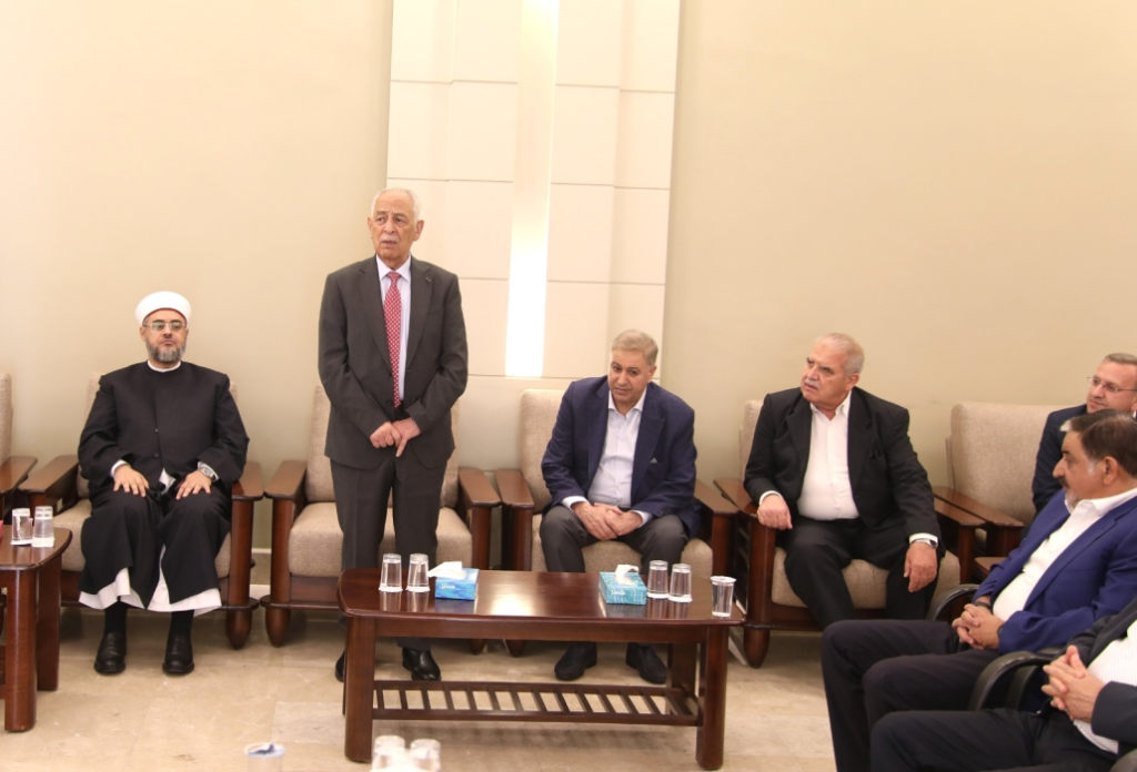 مندوبا عن الملك وولي العهد. العيسوي يعزي آل العواد وآل عباد