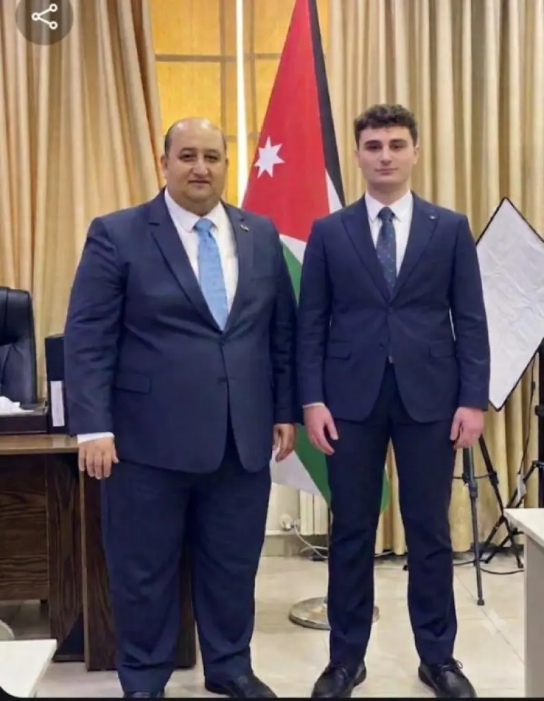الخطيب يهنئ ابن شقيقه كرم بتفوقه في الصف الحادي عشر