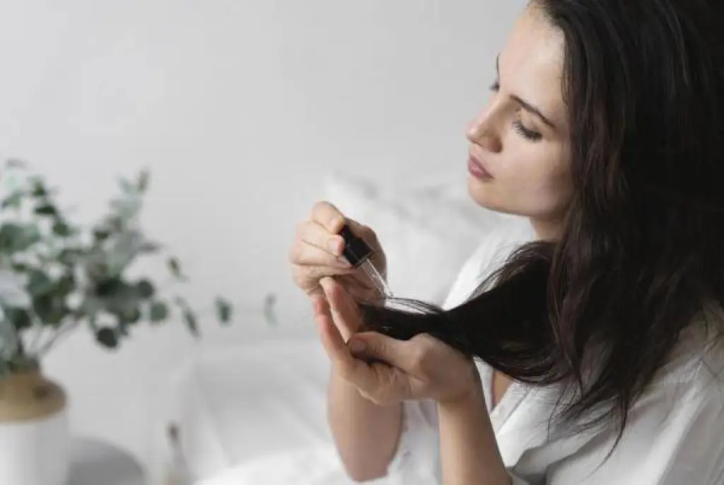 إليك كيفية تزييت شعرك بالطريقة الصحيحة لمنع التلف