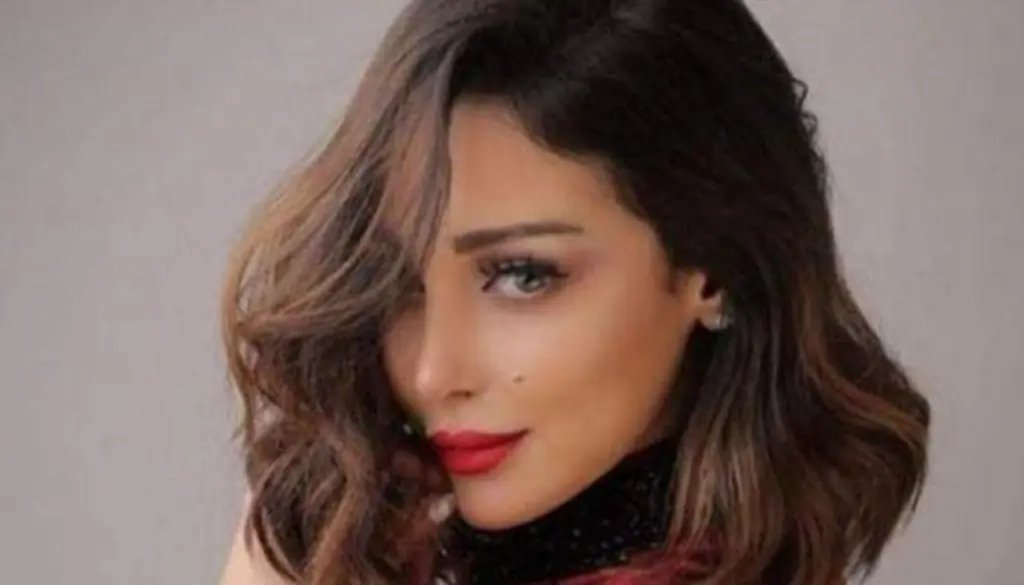 الفنانة بسمة بوسيل تثير الجدل بإطلالة جريئة