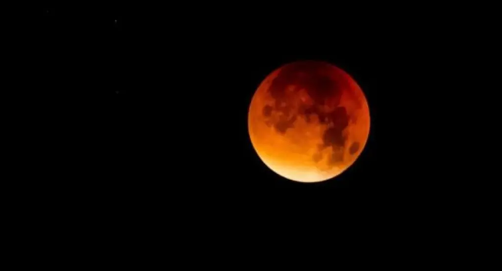 خسوف القمر يقترب من ألمانيا .. والسحب تحجب المشهد