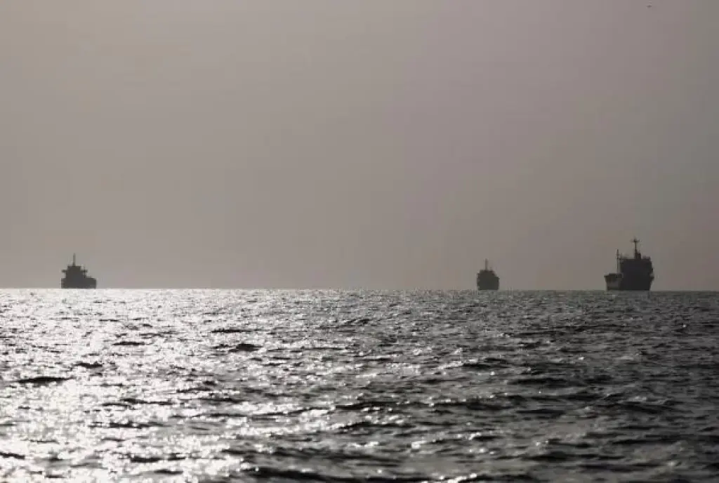 رضائي: إيران تضع شروطا لمعاودة فتح مضيق هرمز