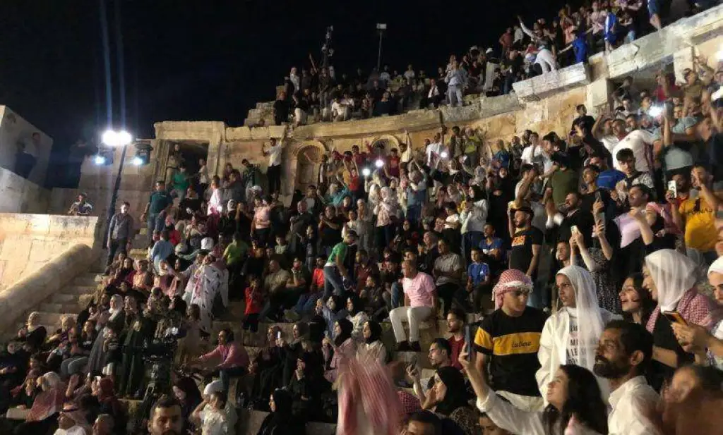 مهرجان جرش.. عيسى السقار يشعل المسرح الشمالي وسط حضور جماهيري كبير-