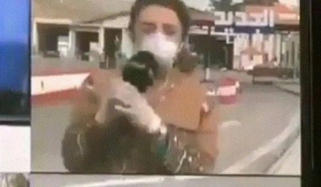 شاهد .. سقوط مراسلة على الهواء خلال تغطية أخبار كورونا
