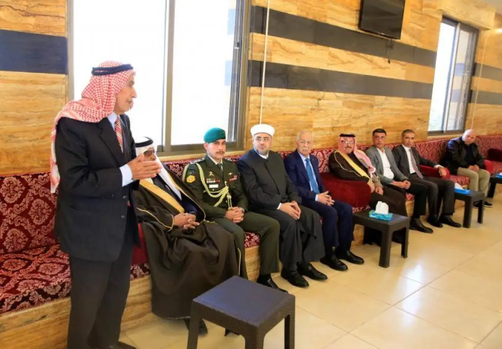 مندوبا عن الملك وولي العهد .. العيسوي يعزي الفايز - بني صخر
