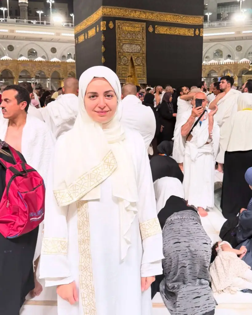 هبة مجدي تؤدي مناسك العمرة