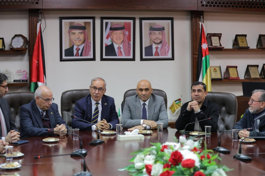 الصحة النيابية تزور مستشفى الجامعة لدعم أطفال غزة المصابين
