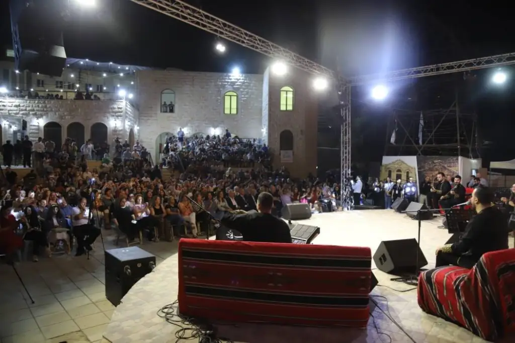 جمهور مهرجان الفحيص يعيش الطرب مع فرقة تكات السورية وباسل جريسات