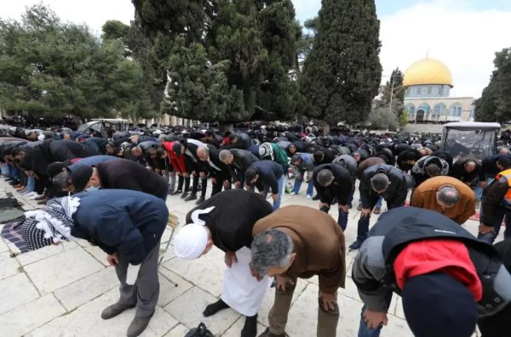 140 ألفًا يؤدون صلاة عيد الأضحى في المسجد الأقصى