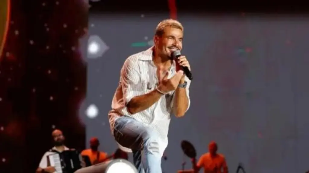 بشعر أصفر وشارب أسود .. عمرو دياب يشعل مهرجان العلمين