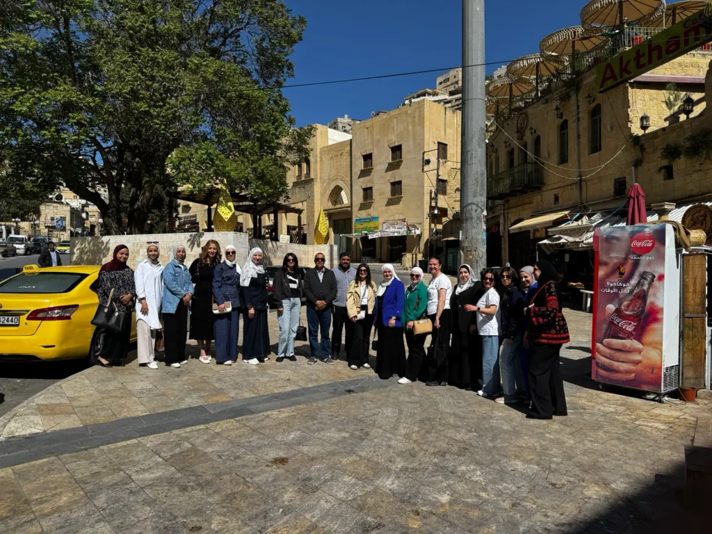 سواعدُ الإنجازِ في رحابِ السلطِ الأبية: كليةُ الأميرة ثروت تحتفي بفريقها الإداري