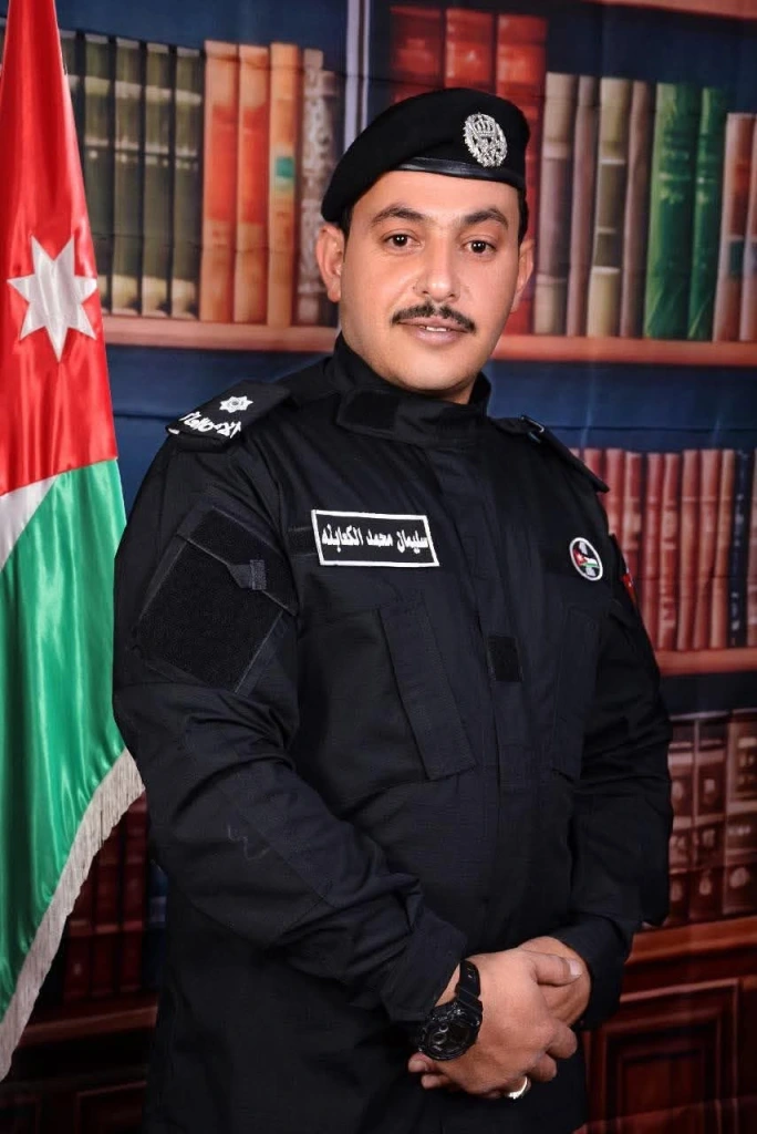 محمد الكعابنه وعائلته يهنى أبن شقيقته الملازم سليمان الكعابنه بالترفيع الى رتبة ملازم في الامن العام
