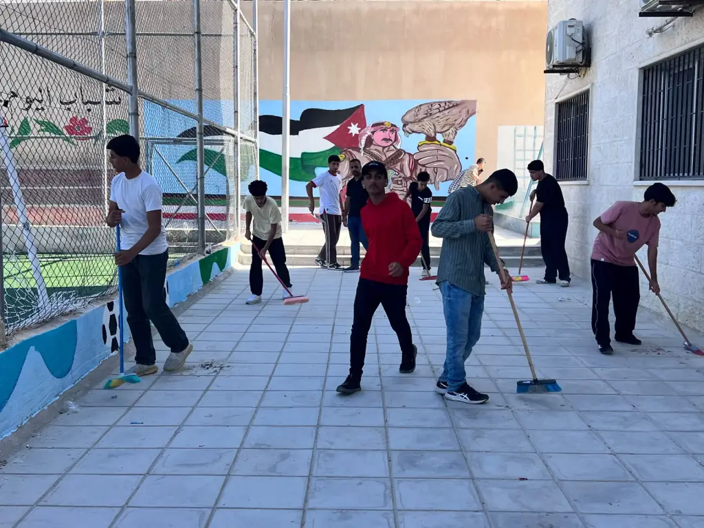 مركز شباب وشابات عنجرة ينفذ نشاطاً فنياً على أسوار ملعب المركز