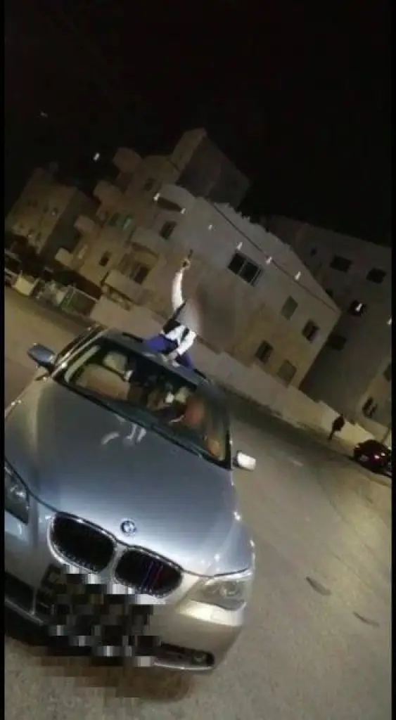 شخص سلم طفله سلاحاً ليطلق عيارات نارية (فيديو)