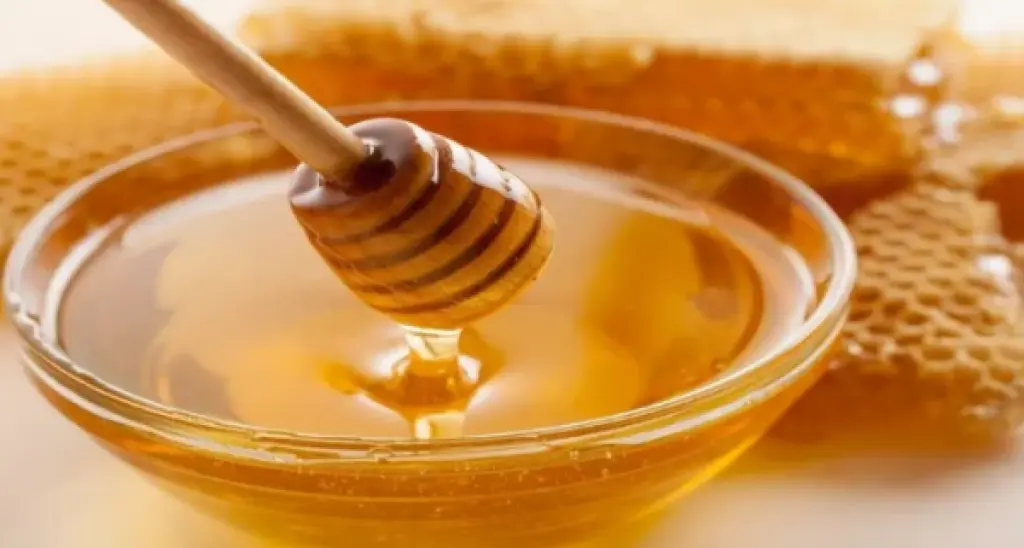 العسل وصحة الجهاز الهضمي: ماذا يحدث عند تناوله يومياً؟