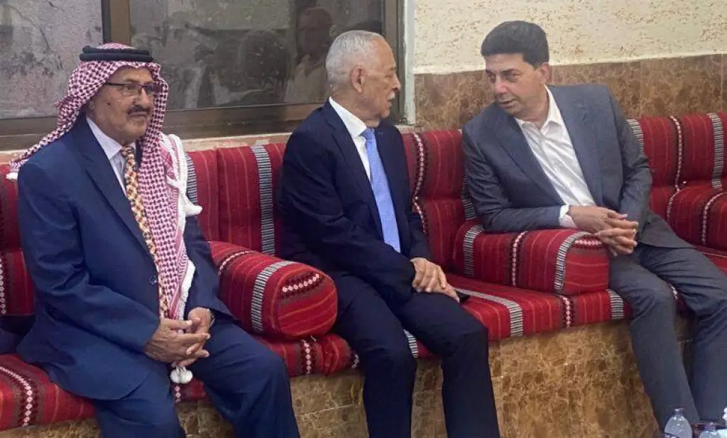 مندوبا عن الملك وولي العهد : العيسوي يعزي آل المسلماني وآل القصص