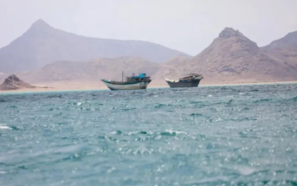 رويترز: الحوثيون وصلوا إلى مضيق باب المندب
