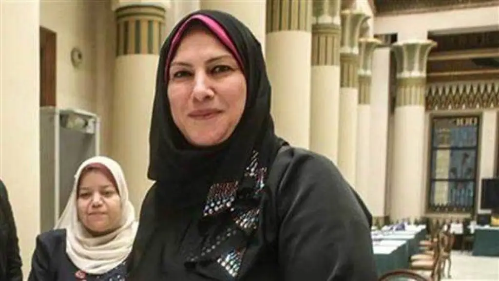 فيديو مستفز.. برلمانية مصرية تحمل سلاحاً وتطلق النار