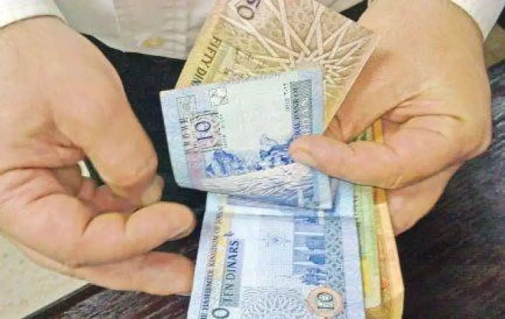 موقف مؤثر يدفع تاجراً للعفو عن متعثر بآلاف الدنانير (فيديو)