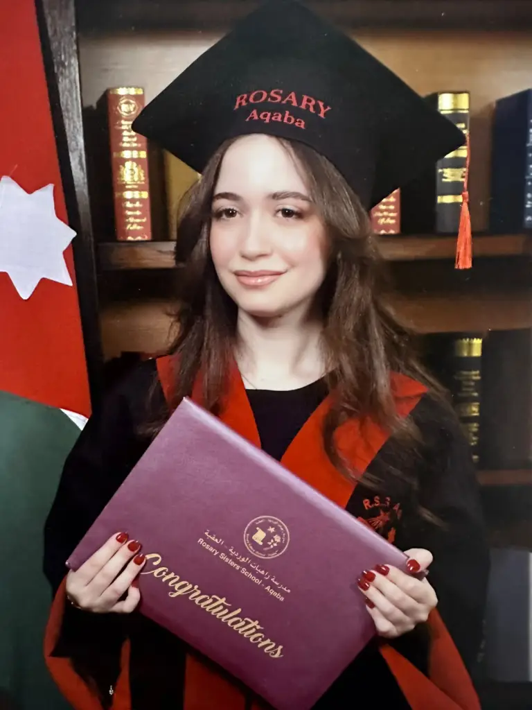 رزان صلاح الدين البيطار .. مبارك النجاح في الثانوية العامة بمعدل 98.3