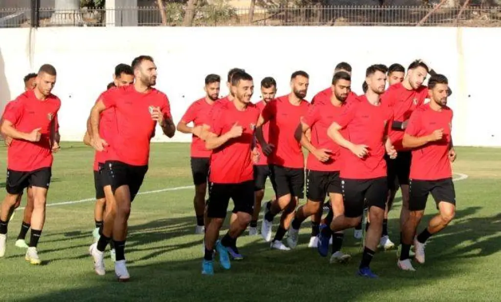 المنتخب الوطني لكرة القدم يباشر تدريباته استعدادا للبطولة الرباعية