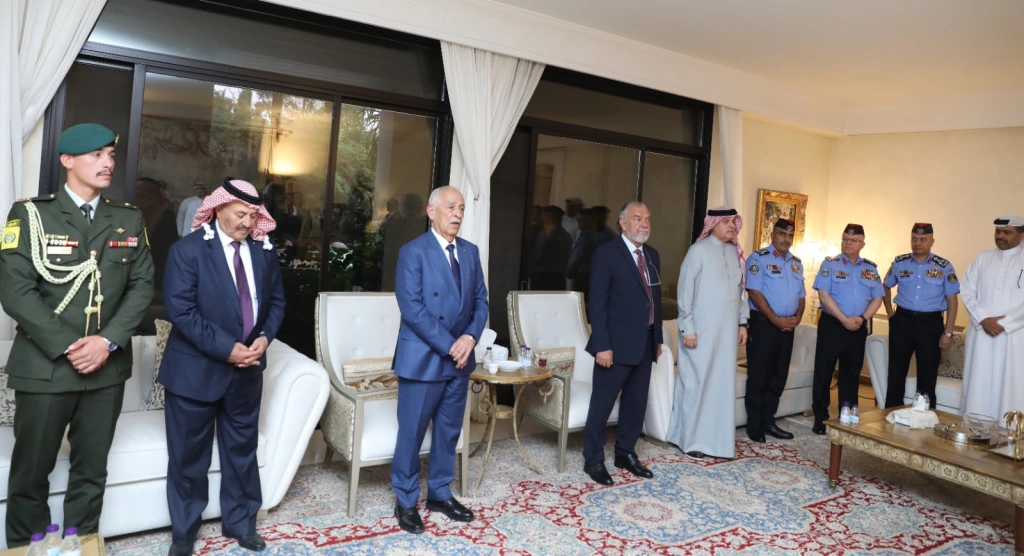 العيسوي ينقل تعازي الملك وولي العهد إلى السفير البحريني بوفاة شقيقه