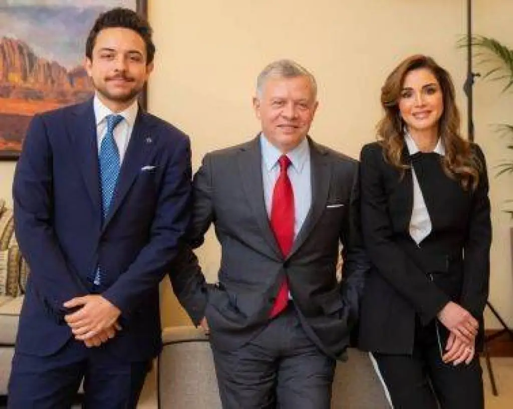 شاهد ..الملك والملكة وولي العهد يقدمون هدية لعريس وعروس الحجر الصحي في البحر الميت