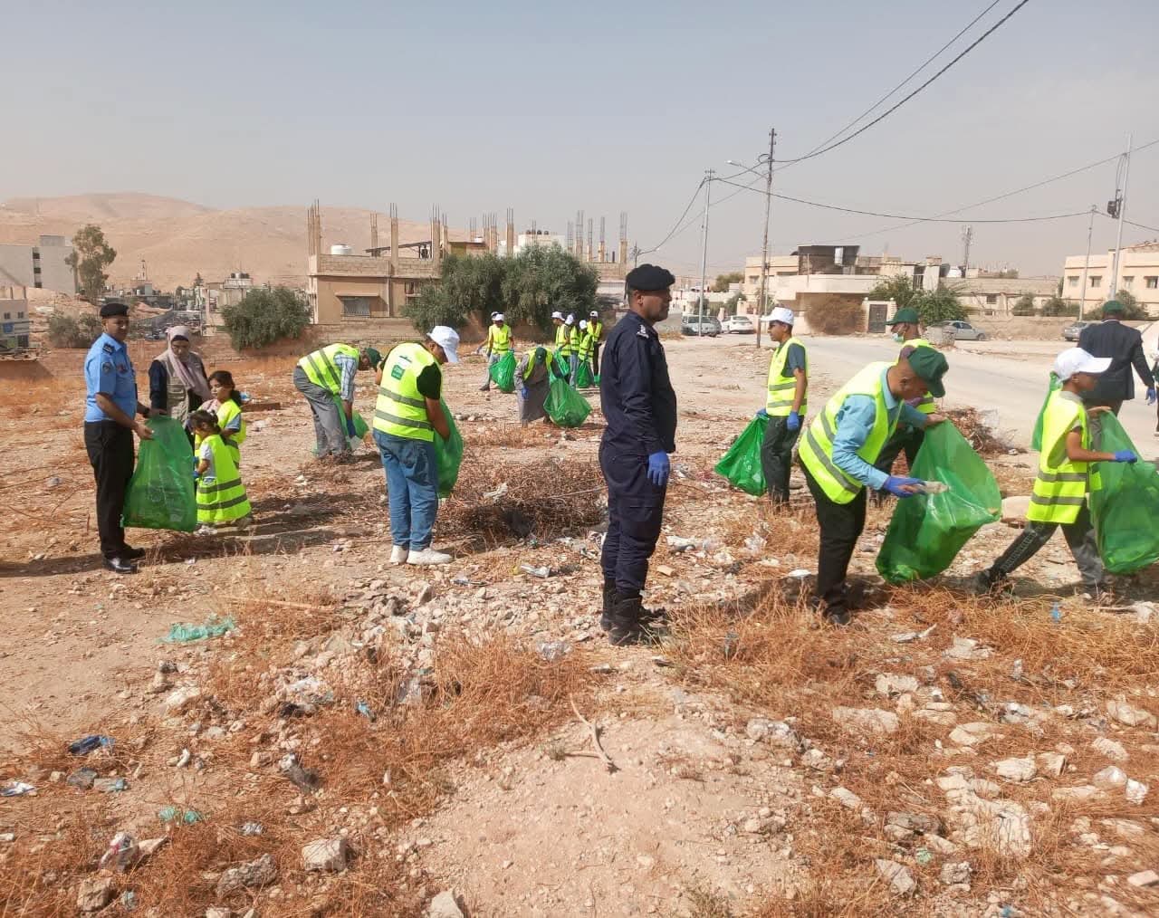 الشرطة المجتمعية في محافظة الزرقاء تشارك بحملة بيئية