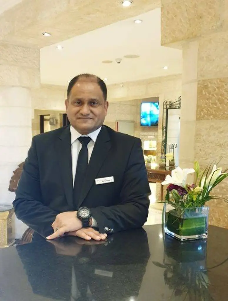 جائزة أفضل موظف لخدمة الاستقبال والإرشاد للموظف محمد الخصبة من منتجع موفنبيك البترا