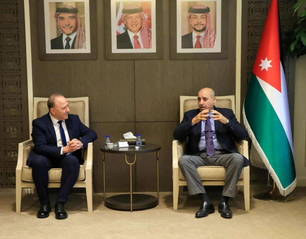 القاضي يلتقي مدير عام الشؤون الفلسطينية ورؤساء لجان خدمات المخيمات