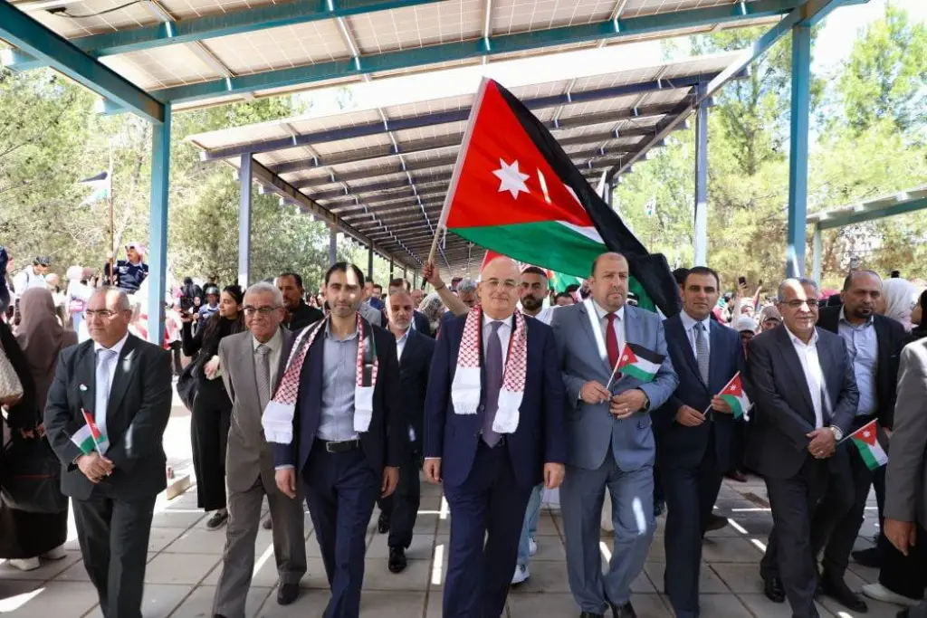 الجامعة الهاشمية تحتفل بيوم العلم الأردني… رايةٌ خفاقةٌ تعانق المجد