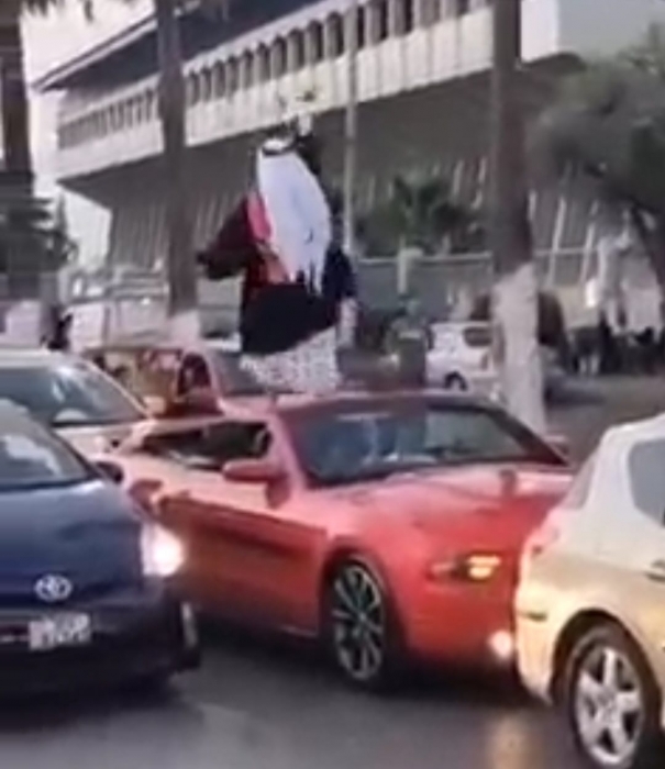 بالفيديو...خريج جامعي خليجي يلقي بالنقود بالهواء وعلى الارض في إربد