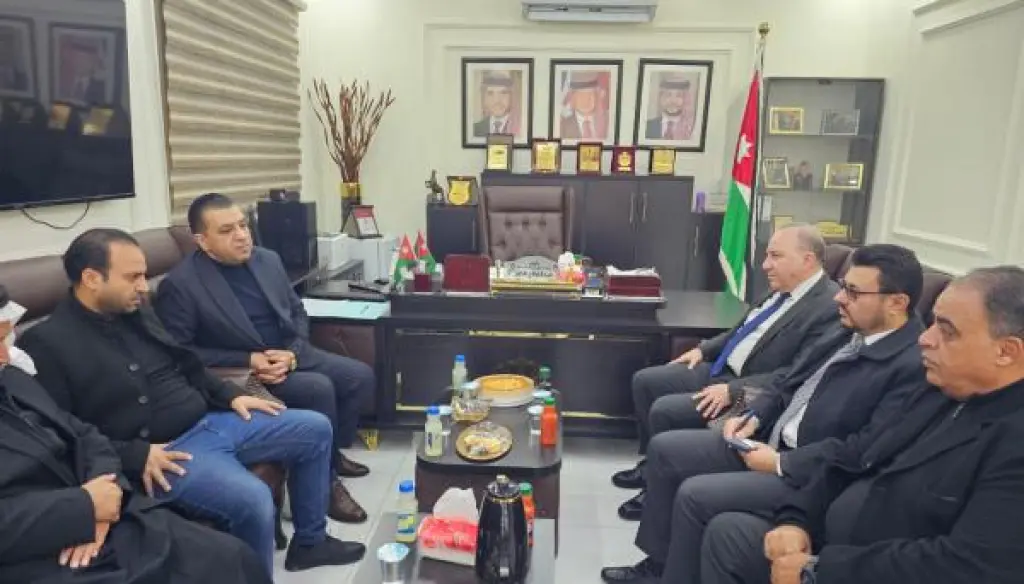 نواب يطلعون على واقع الخدمات في مخيم الوحدات