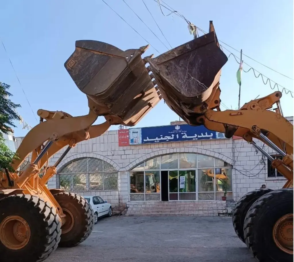 بلدية الجنيد تواصل أعمال تأهيل المواقع الخدمية وتحسين الطرق
