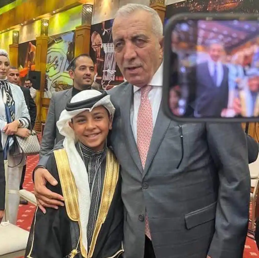 صورة لافته للوزير الرواشدة مع الطفل الثوابي